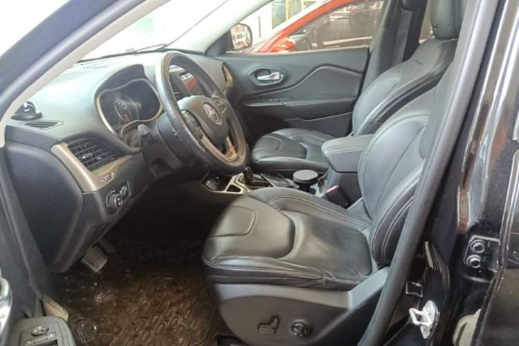 Used Jeep Cherokee 2016 2.0L Superior Edition Left Front Seat