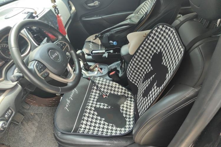 Used Jeep Cherokee 2016 2.0L Superior Edition Left Front Seat