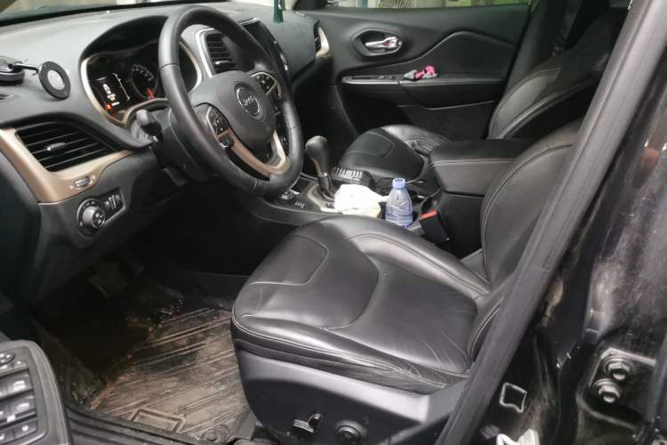 Used Jeep Cherokee 2016 2.4L Professional Edition Left Front Seat