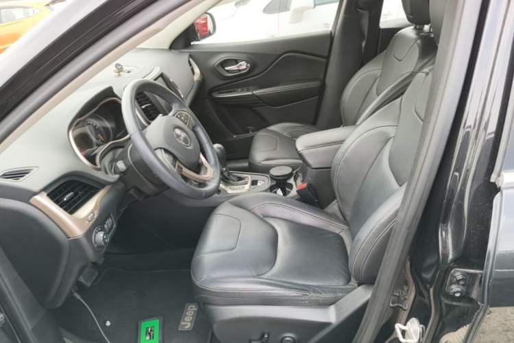 Used Jeep Cherokee 2016 2.0L Superior Edition Left Front Seat