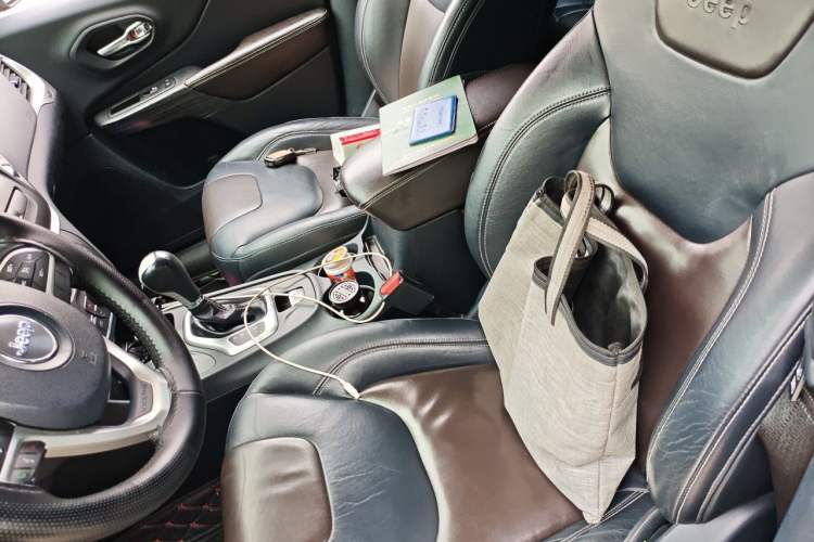 Used Jeep Cherokee 2016 2.4L Professional Edition Left Front Seat