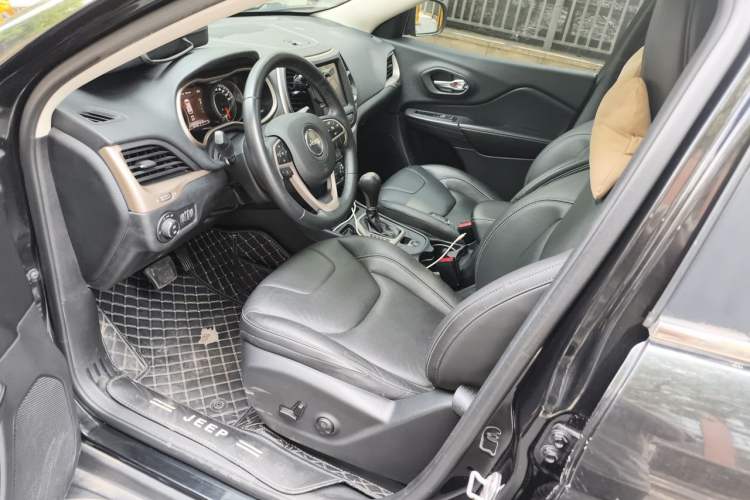 Used Jeep Cherokee 2016 2.4L Leading Smart Version Left Front Seat