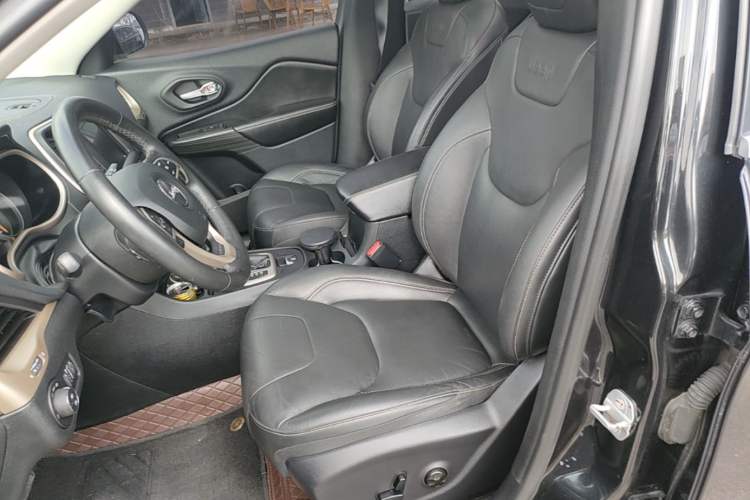 Used Jeep Cherokee 2016 2.0L Superior Edition Left Front Seat