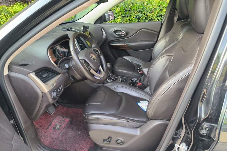 Used Jeep Cherokee 2016 2.0L Superior Edition Left Front Seat