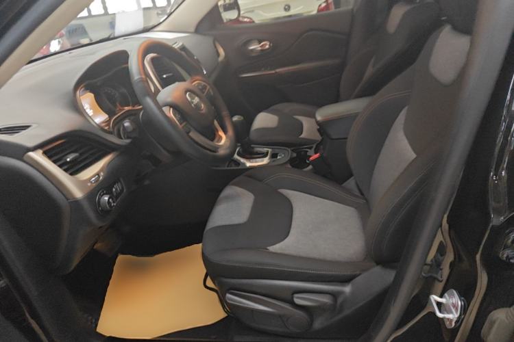 Used Jeep Cherokee 2016 2.0L Smart Version Left Front Seat