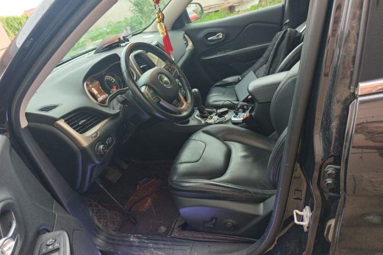 Used Jeep Cherokee 2016 2.4L Professional Smart Version Left Front Seat