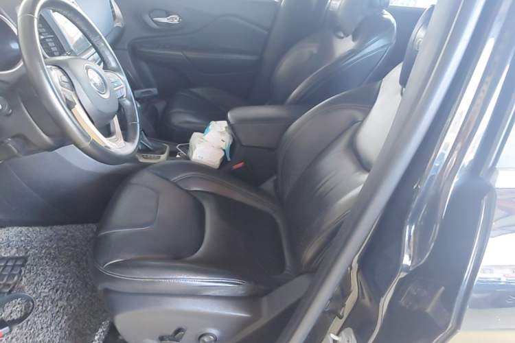 Used Jeep Cherokee 2016 2.4L Professional Smart Version Left Front Seat