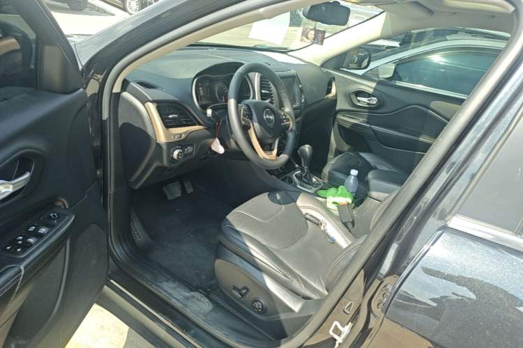 Used Jeep Cherokee 2016 2.0L Superior Edition Left Front Seat