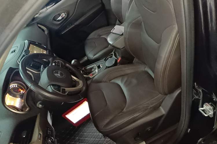 Used Jeep Cherokee 2016 2.0L Superior Edition Left Front Seat