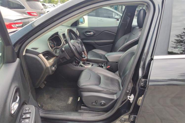 Used Jeep Cherokee 2016 2.4L Leading Smart Version Left Front Seat