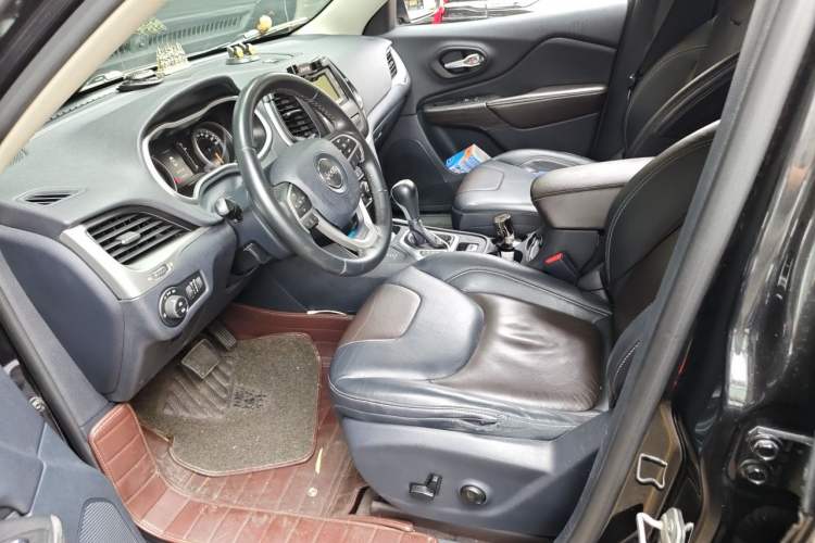 Used Jeep Cherokee 2016 2.4L Professional Edition Left Front Seat