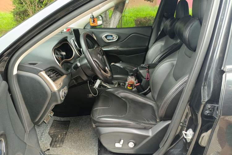 Used Jeep Cherokee 2016 2.0L Superior Edition Left Front Seat
