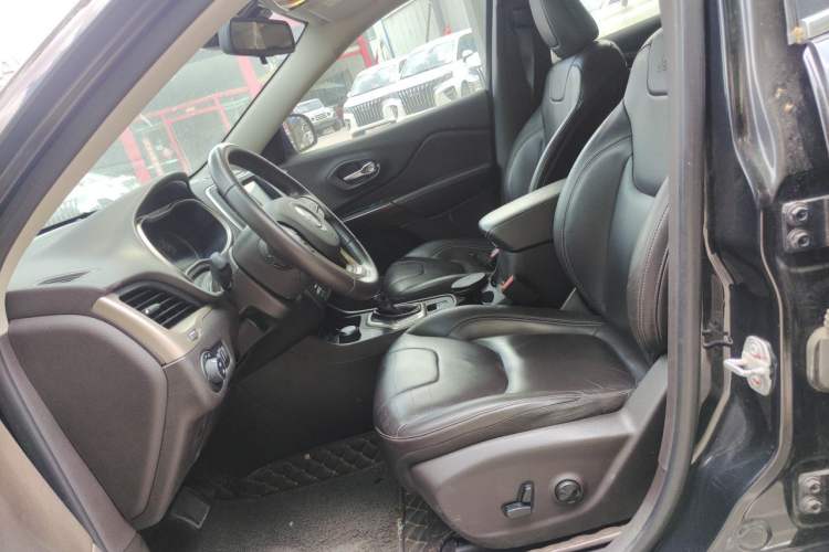 Used Jeep Cherokee 2016 2.4L Professional Smart Version Left Front Seat