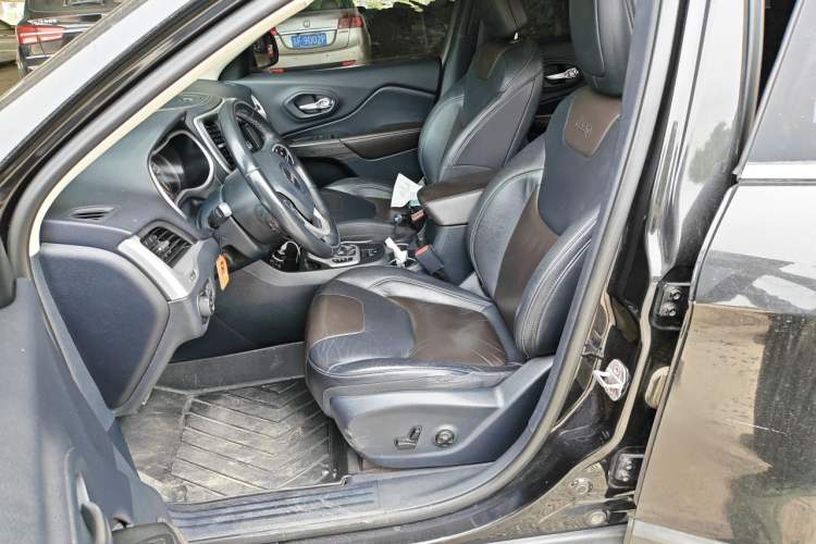Used Jeep Cherokee 2016 2.4L Leading Smart Version Left Front Seat