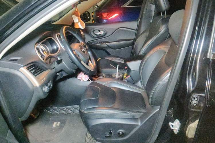 Used Jeep Cherokee 2016 2.4L Leading Edition Left Front Seat