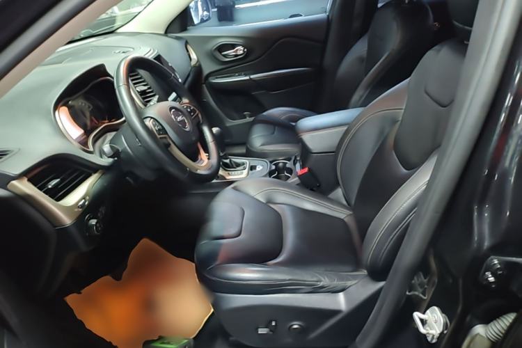 Used Jeep Cherokee 2016 2.0L Superior Edition Left Front Seat