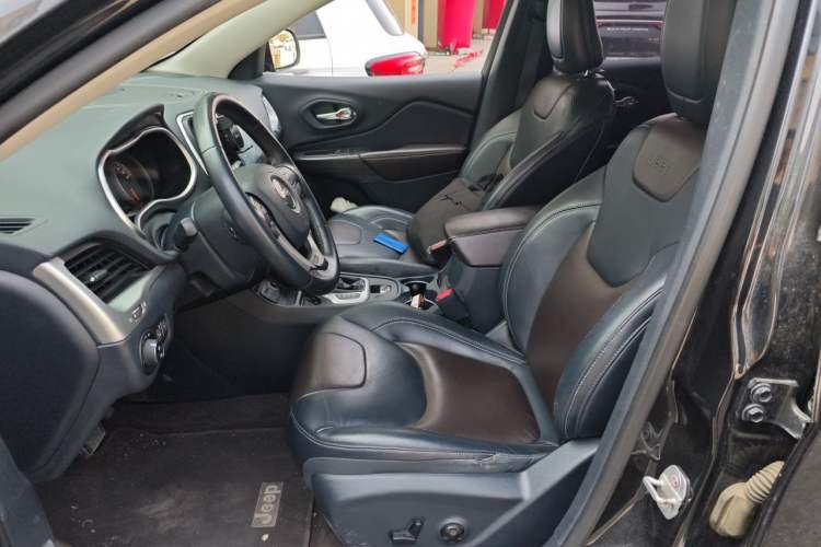 Used Jeep Cherokee 2016 2.4L Leading Edition Left Front Seat