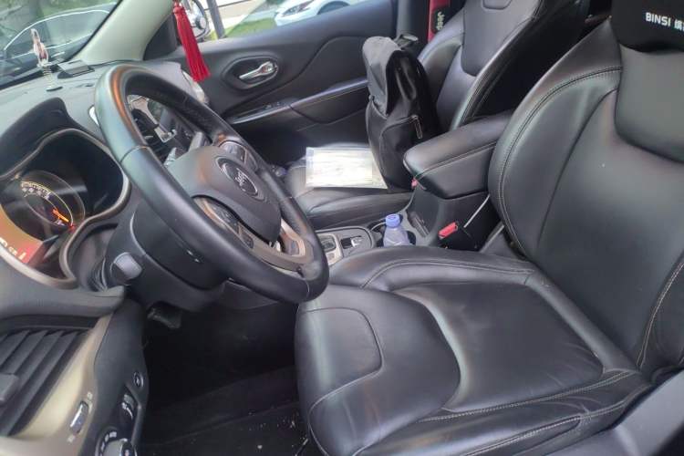 Used Jeep Cherokee 2016 2.4L Superior Edition Left Front Seat