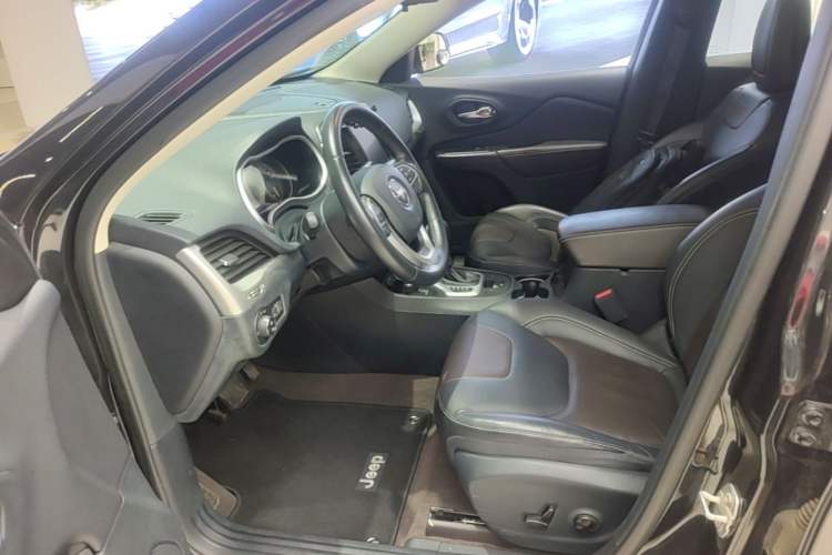 Used Jeep Cherokee 2016 2.4L Professional Smart Version Left Front Seat