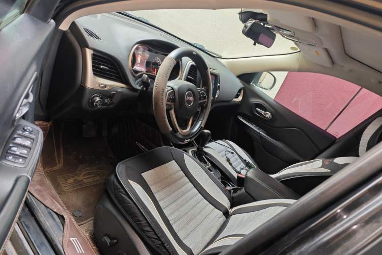 Used Jeep Cherokee 2016 2.0L Superior Edition Left Front Seat