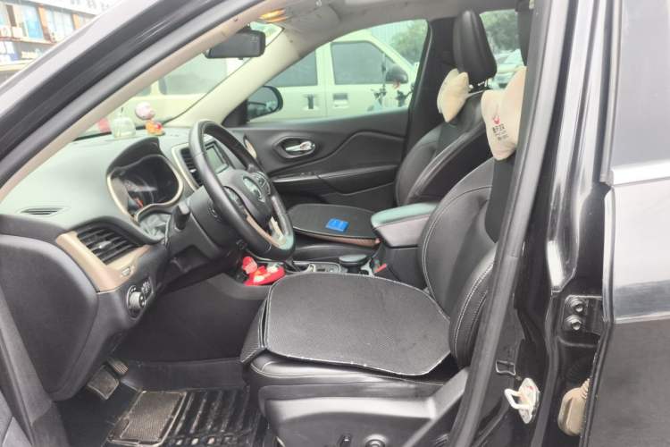 Used Jeep Cherokee 2016 2.4L Leading Edition Left Front Seat