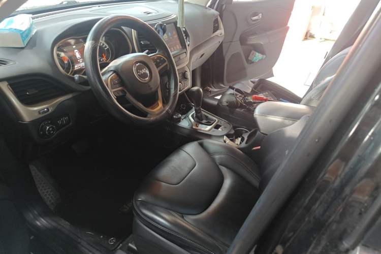 Used Jeep Cherokee 2016 2.4L Professional Smart Version Left Front Seat