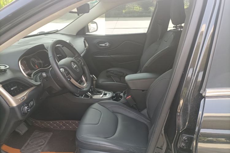 Used Jeep Cherokee 2016 2.4L Leading Smart Version Left Front Seat