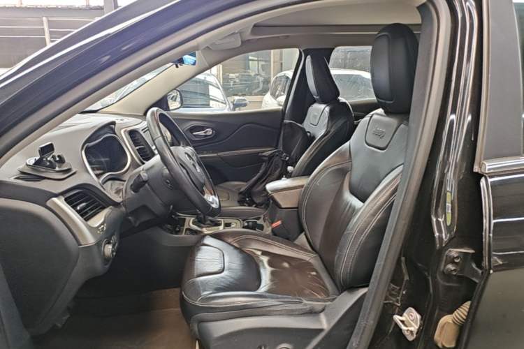 Used Jeep Cherokee 2016 2.4L Leading Edition Left Front Seat