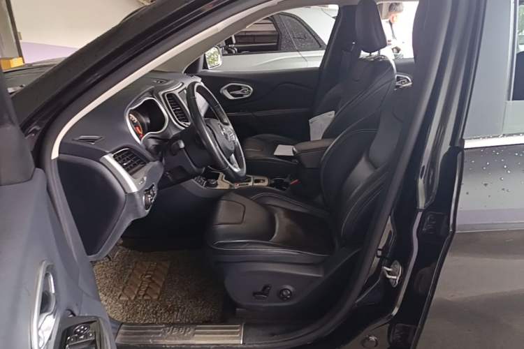 Used Jeep Cherokee 2016 2.4L Professional Smart Version Left Front Seat