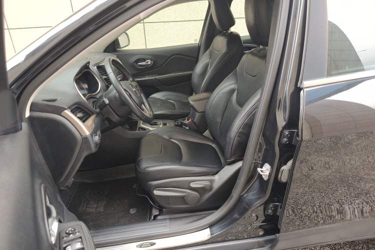 Used Jeep Cherokee 2016 2.0L Leading Edition Left Front Seat