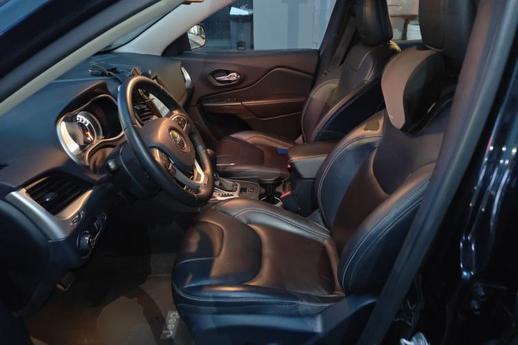 Used Jeep Cherokee 2016 2.4L Superior Edition Left Front Seat