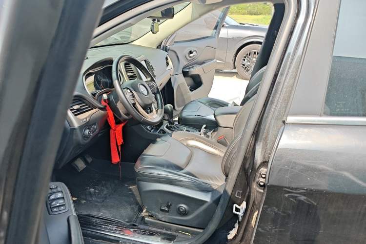 Used Jeep Cherokee 2016 2.0L Superior Edition Left Front Seat