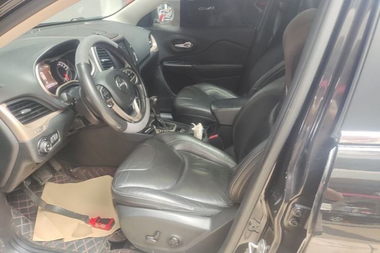 Used Jeep Cherokee 2016 2.4L Leading Smart Version Left Front Seat