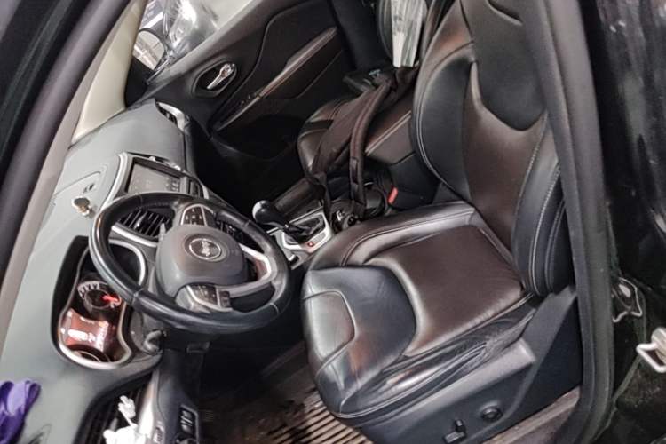 Used Jeep Cherokee 2016 2.4L Professional Smart Version Left Front Seat