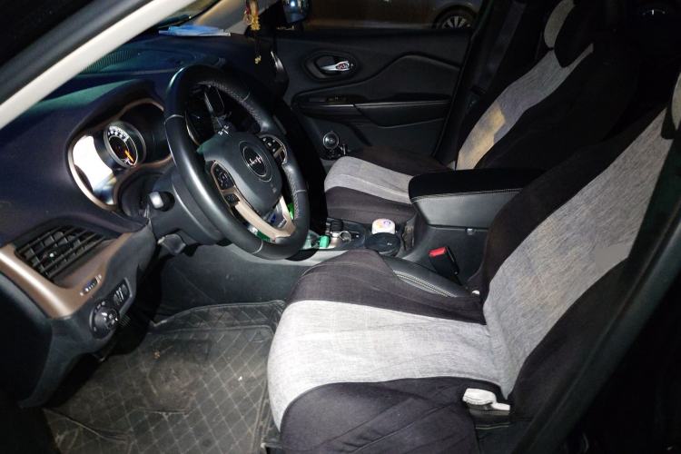 Used Jeep Cherokee 2016 2.0L Superior Edition Left Front Seat