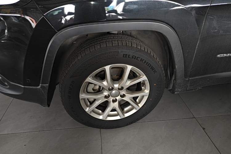 Used Jeep Cherokee 2016 2.4L Professional Edition Left Front Wheel Hub