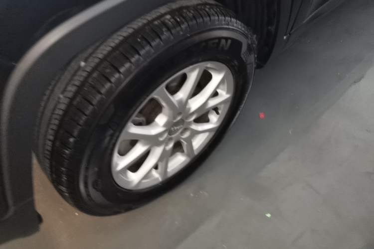 Used Jeep Cherokee 2016 2.4L Professional Edition Left Front Wheel Hub