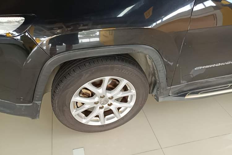 Used Jeep Cherokee 2016 2.4L Leading Edition Left Front Wheel Hub