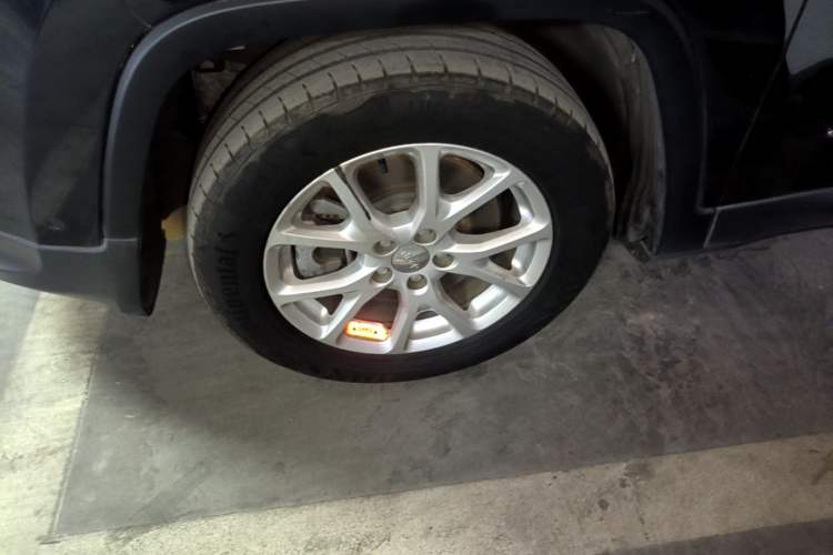 Used Jeep Cherokee 2016 2.0L Superior Edition Left Front Wheel Hub