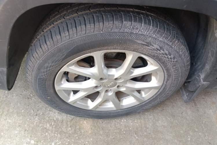 Used Jeep Cherokee 2016 2.0L Superior Edition Left Front Wheel Hub