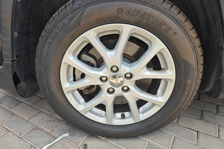 Used Jeep Cherokee 2016 2.4L Leading Smart Version Left Front Wheel Hub