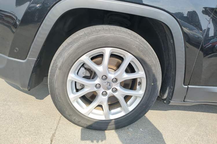 Used Jeep Cherokee 2016 2.0L Superior Edition Left Front Wheel Hub