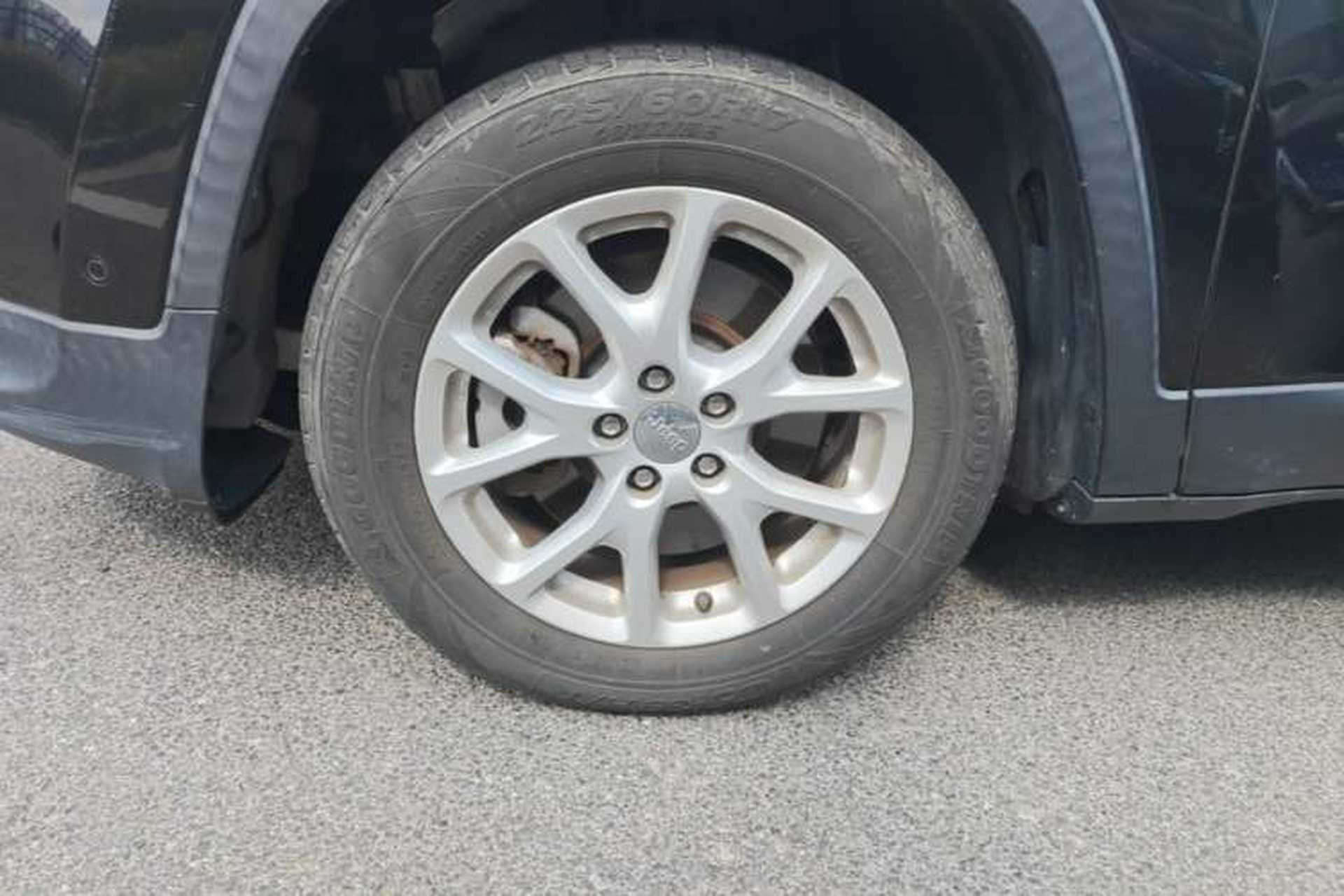 Used Jeep Cherokee 2016 2.0L Superior Edition Left Front Wheel Hub