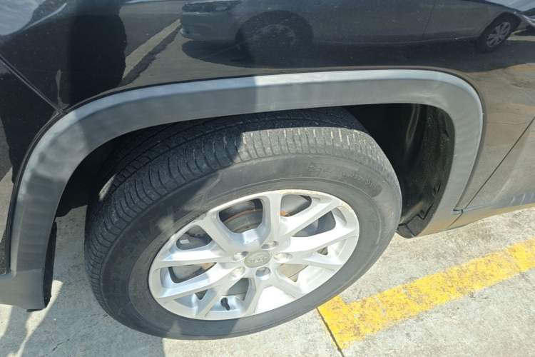 Used Jeep Cherokee 2016 2.0L Superior Edition Left Front Wheel Hub