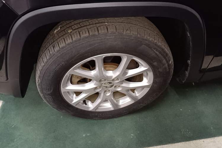 Used Jeep Cherokee 2016 2.0L Superior Edition Left Front Wheel Hub