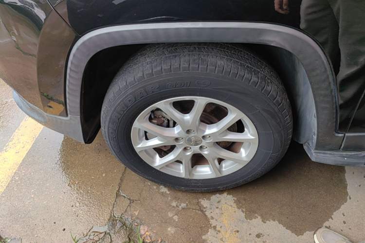 Used Jeep Cherokee 2016 2.4L Professional Edition Left Front Wheel Hub