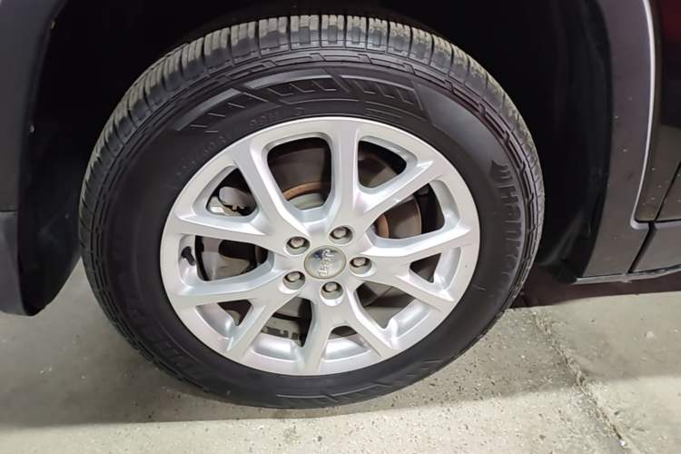 Used Jeep Cherokee 2016 2.0L Superior Edition Left Front Wheel Hub