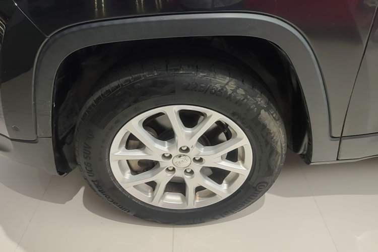 Used Jeep Cherokee 2016 2.4L Professional Smart Version Left Front Wheel Hub