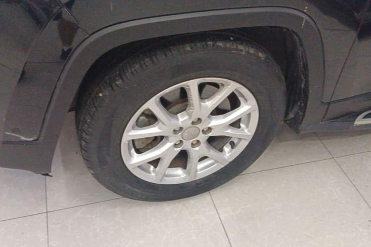 Used Jeep Cherokee 2016 2.4L Leading Edition Left Front Wheel Hub