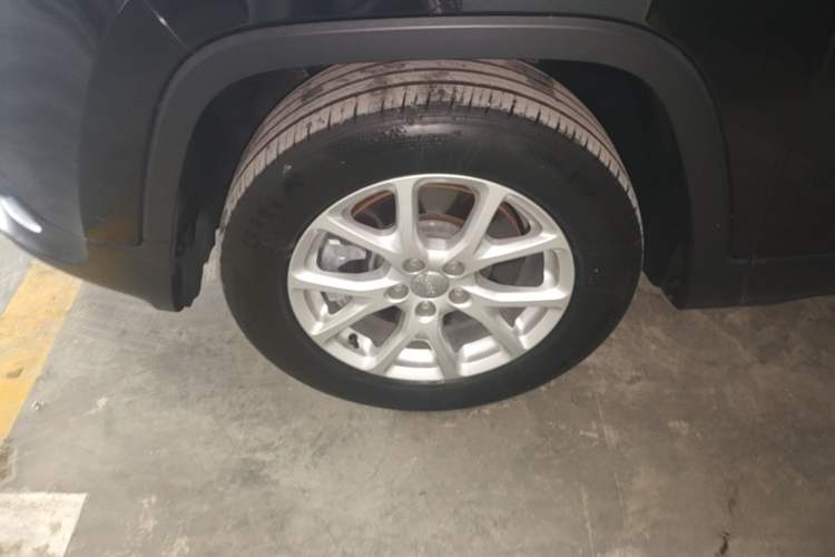 Used Jeep Cherokee 2016 2.4L Leading Edition Left Front Wheel Hub